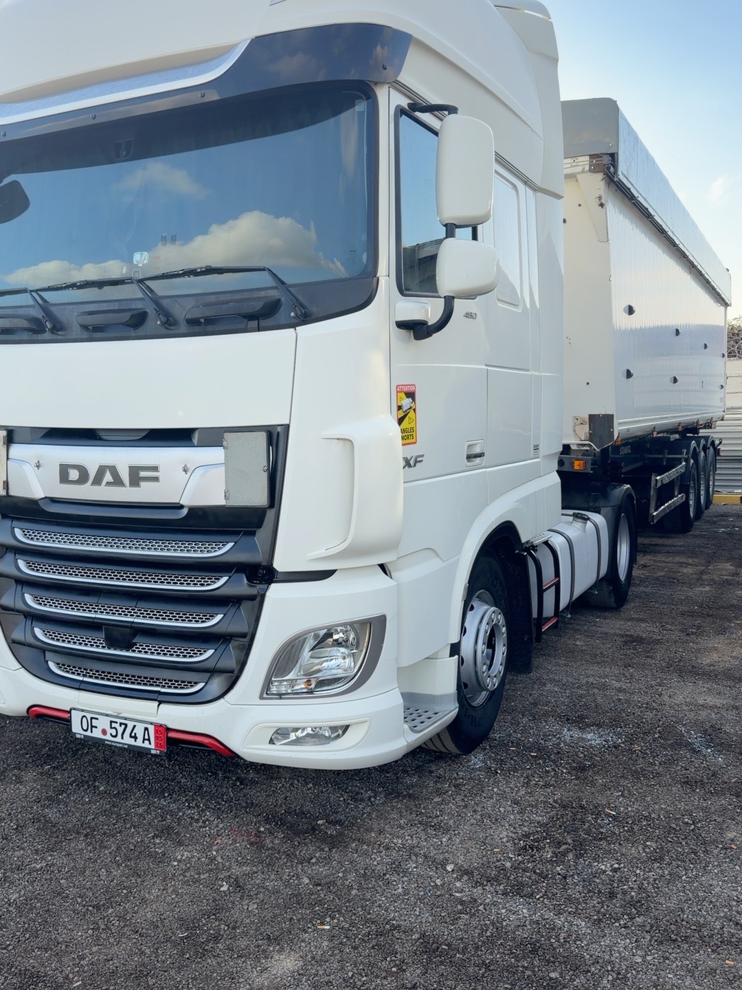 Λευκό DAF XF με επικαθήμενο