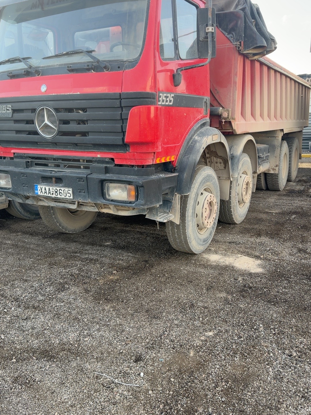 Κόκκινο ανατρεπόμενο Mercedes-Benz 3535