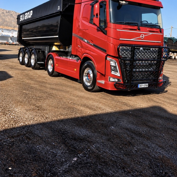 Κόκκινο Volvo SKA GROUP με μαύρη ανατρεπόμενη καρότσα